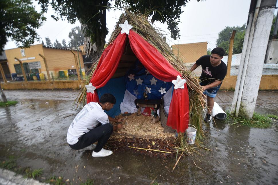 NADA LOS DETUVO. Los responsables trabajaron ayer bajo la lluvia.