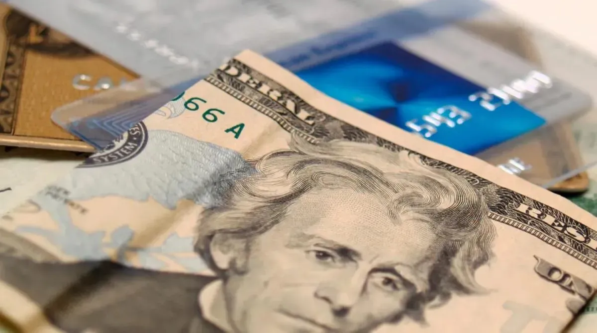 Subió el dólar tarjeta: ¿con qué conviene pagar en el exterior?