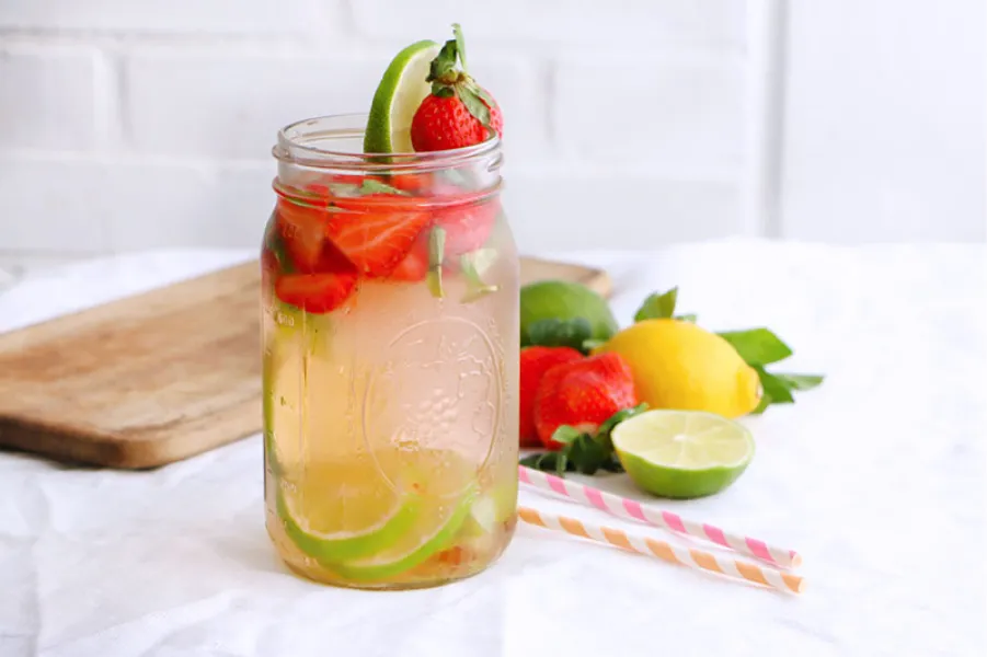 Un batido fresco de frutilla, limón y albahaca ideal para calmar la indigestión de la cena navideña