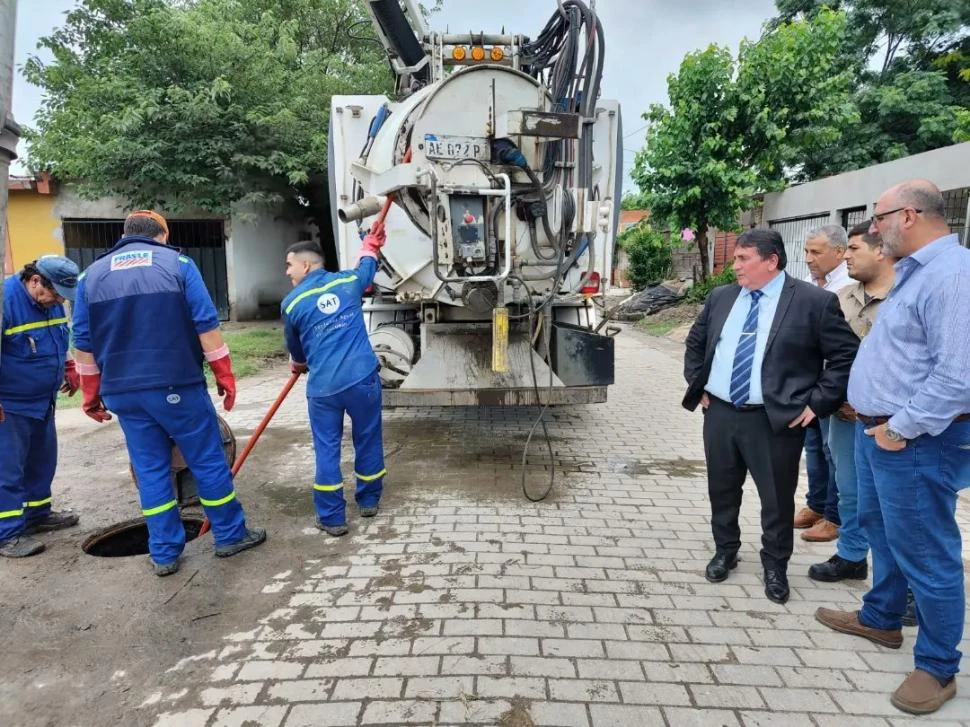 EL OPERATIVO. Durante dos días se limpiaron las principales cañerías obstruidas de la ciudad.