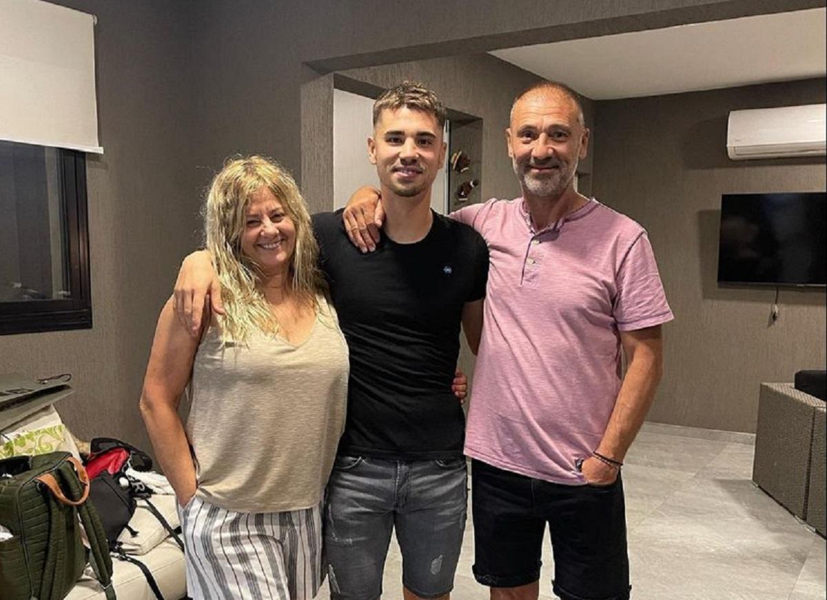 EN FAMILIA. García celebra con los suyos su llegada a San Martín de Tucumán. En la foto posa junto a su mamá Patricia y su papá Fabián, ayudante de campo en San Lorenzo de Rubén Darío Insúa. Foto tomada de Instagram.