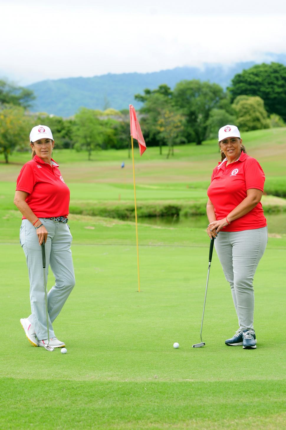 EN EL GREEN. Analía y Lucía son muy compañeras y disfrutan de jugar juntas. “Nos divierte mucho jugar juntas. Yo a Lucía la admiro muchísimo”, asegura Analía.