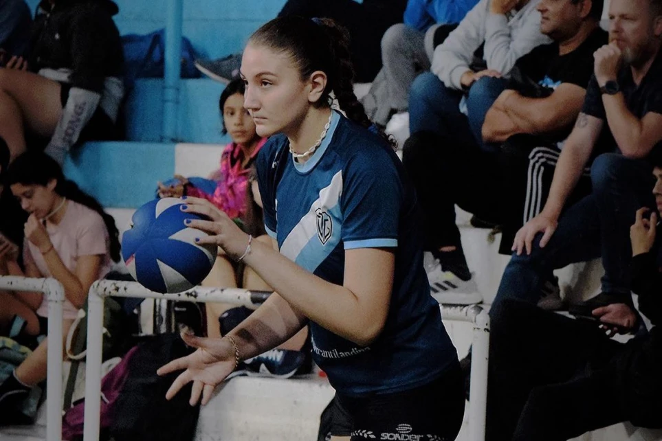 ENFOCADA. Medina Sarmiento con la camiseta de Tucumán de Gimnasia, preparándose para un servicio.