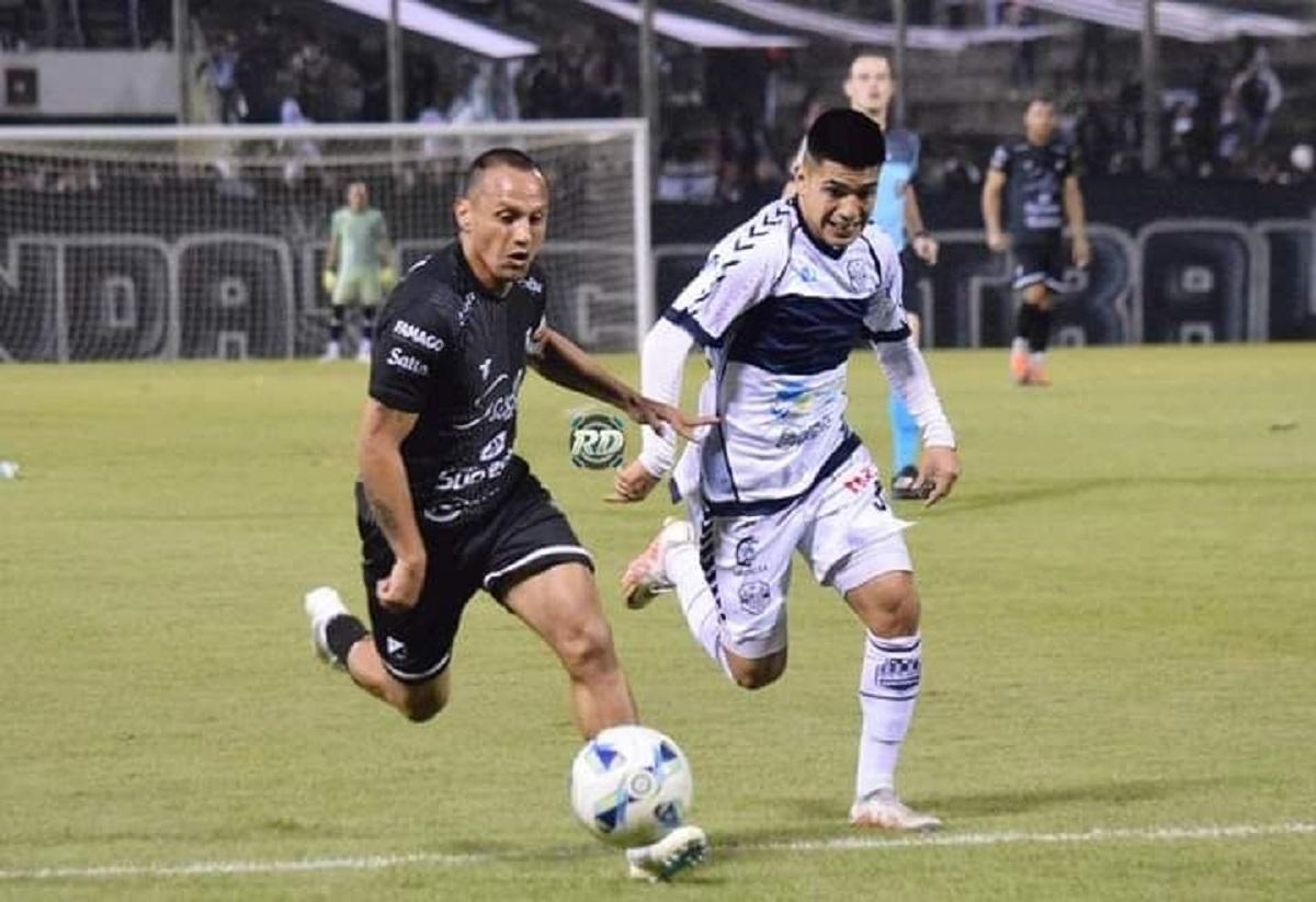 BUENA EXPERIENCIA. Romero disputó varios partidos en Formosa y hasta se enfrentó a Racing. Foto gentileza de Tomás Romero.