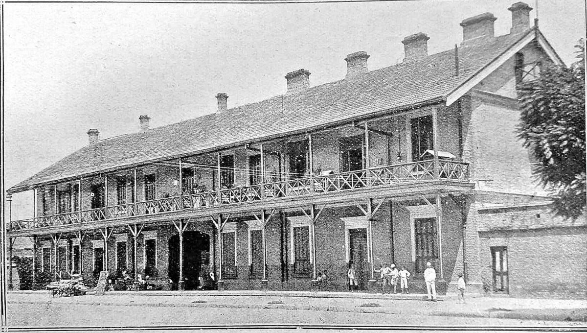 ESTACIÓN EL PROVINCIAL. La foto fue publicada por LA GACETA en el inicio de la década del 20. Detrás de ese edificio estaban los terrenos en donde los ingleses jugaban al fútbol.