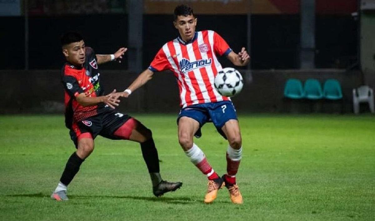 REGIONAL AMATEUR. El lateral Romero tuvo un paso por el fútbol riojano, con la camiseta de Sportivo Andino. Foto gentileza de Tomás Romero.