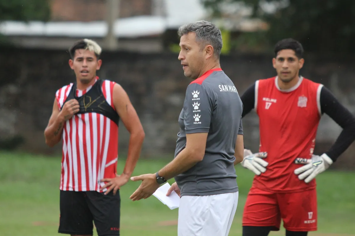 TRANQUILO. El técnico de San Martín de Tucumán, Diego Flores aseguró que tendrán tiempo de analizar la categoría a fondo. Foto Casm.