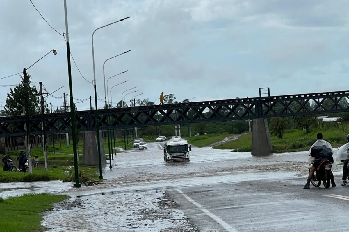 Ruta alternativa Alderetes. Un camión se quedó de YPF se quedó en medio del agua. 