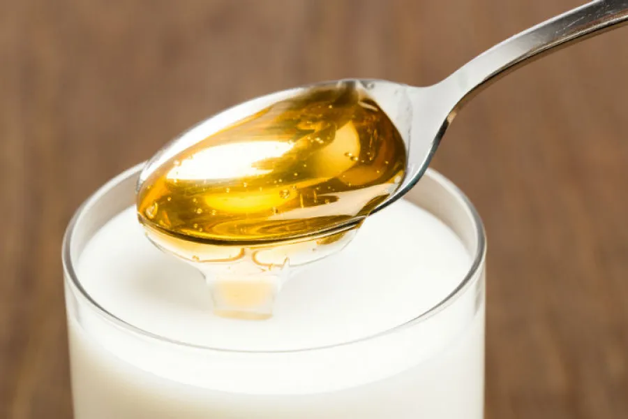 Por qué es importante tomar un vaso de leche con miel todas las noches.