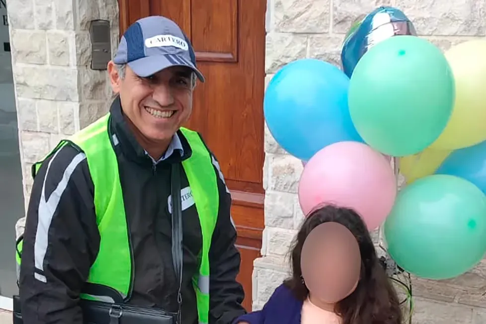 un juez se disfrazó de cartero para confirmarle a una nena que había sido adoptada