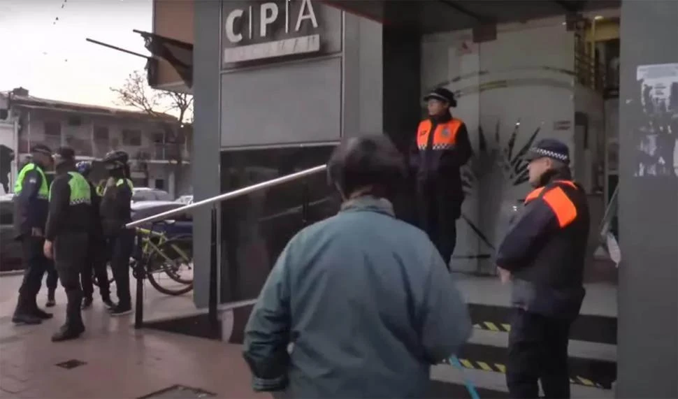 EN ESQUINA NORTE. Tras una amenaza de bomba, la Policía desaloja al público y a los empleados de una sucursal de la Caja Popular de Ahorros. la gaceta / archivo