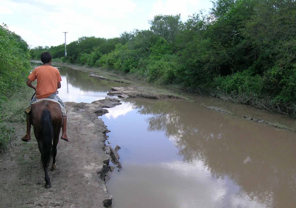 EL DÍA DESPUÉS. El camino a las comunas aparece cubierto de agua.