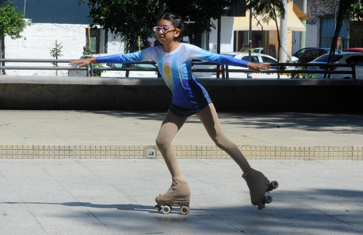 EN SU MUNDO. Sol ensayó algunas figuras en la plaza principal de Alderetes. Foto La Gaceta / Antonio Ferroni