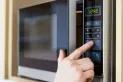 Ahorro de luz: ¿conviene dejar el microondas cerrado cuando no lo utilizamos?