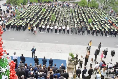 Seguridad en Tucumán: Jaldo encabezó un acto en el que ascendieron a 2.758 policías