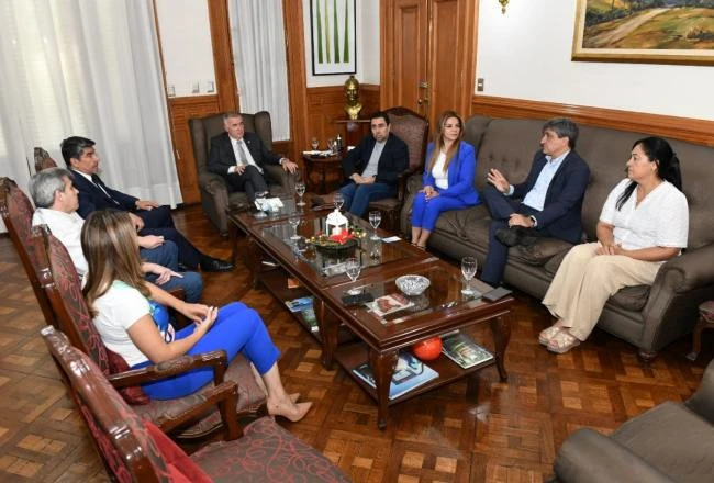 ENCUENTRO OFICIALISTA. El gobernador, el vice y el presidente subrogante de la Legislatura escucha a los representantes locales en el Congreso. comunicación pública