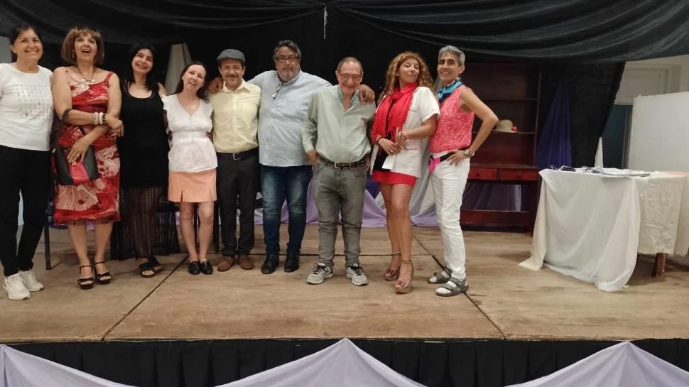 GRUPO CONSOLIDADO. Alumnos y profesor del taller teatral municipal, en un alto de los ensayos de la obra.