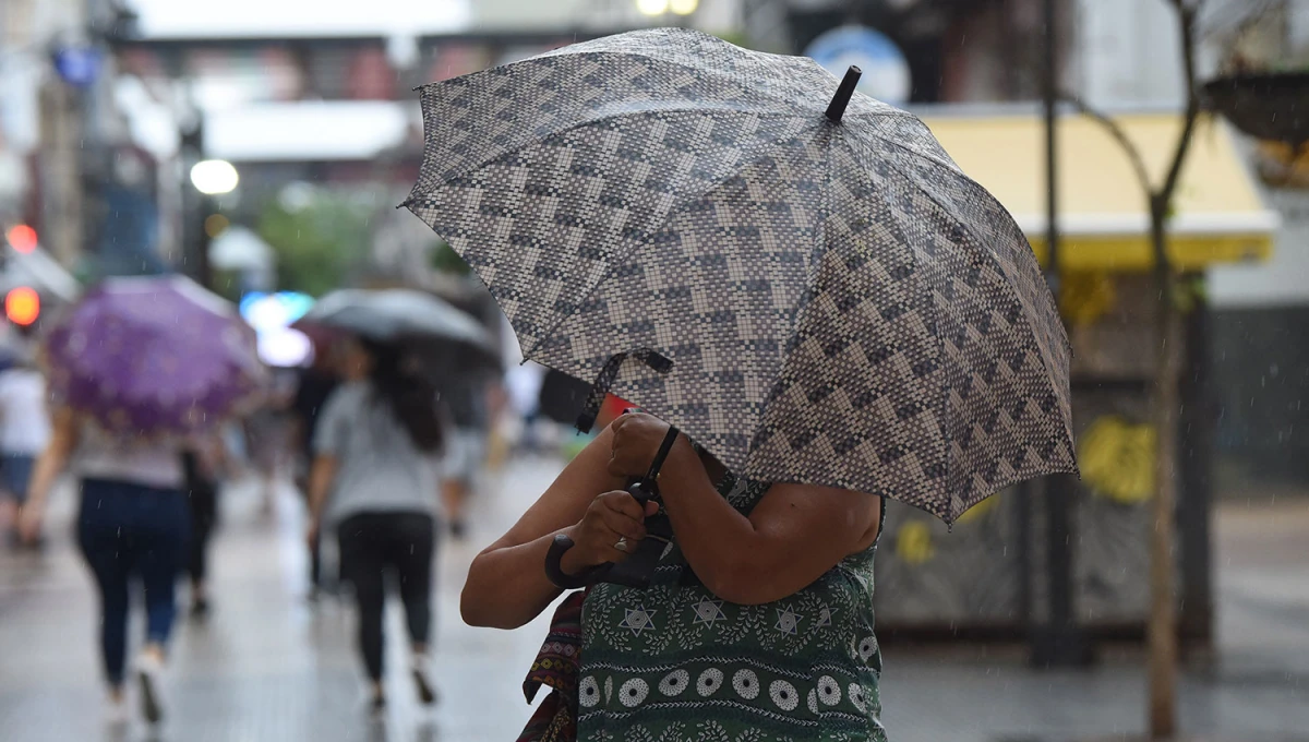 PRECAUCIONES. El sol calentará Tucumán y por la noche se esperan lluvias que se extenderán todo el viernes. 