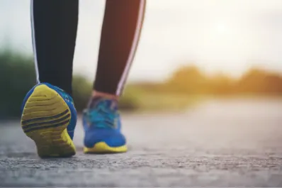 Caminar en ayunas: ¿un truco eficaz para quemar grasa y perder peso más rápido?