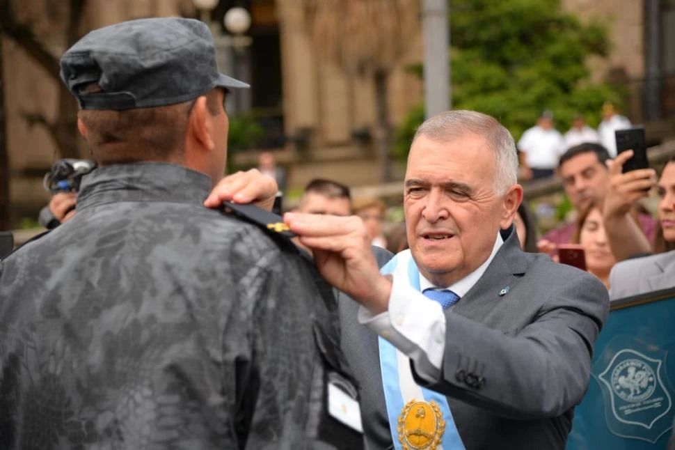 CEREMONIA. Jaldo formaliza el ascenso a suboficial de un agente. comunicacíón pública