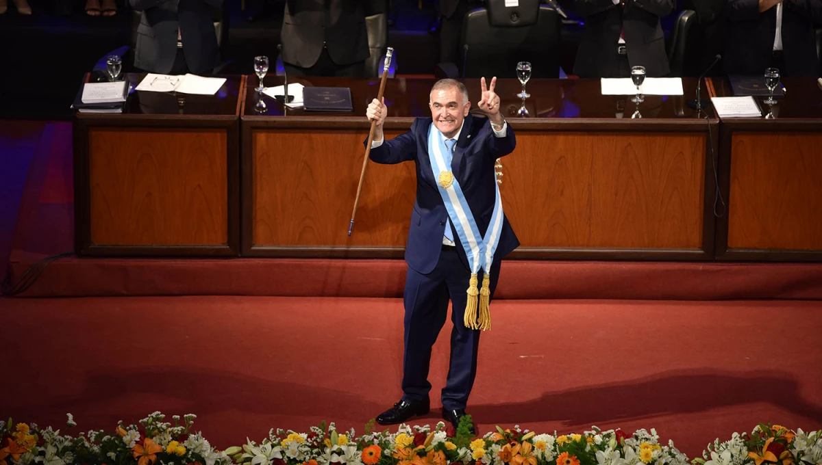 SUCESIÓN. Jaldo recibió los atributos del mando de Manzur, con quien aun debe resolver el liderazgo en el PJ. En este proceso el gobernador ya muestra el rasgo saliente del peronista: ser verticalista. LA GACETA/FOTO DE INÉS QUINTEROS ORIO