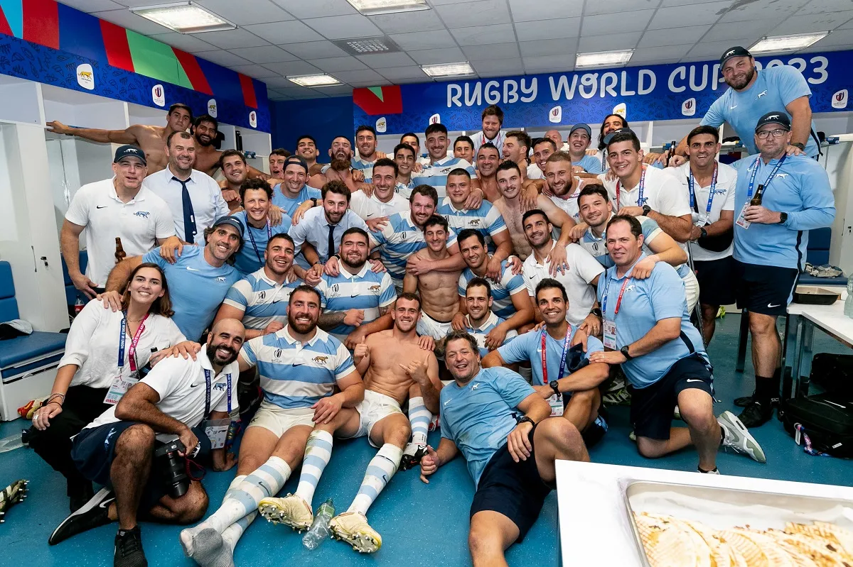 PARA EL RECUERDO. Los Pumas tras el triunfo sobre Gales en cuartos de final del Mundial de Francia.