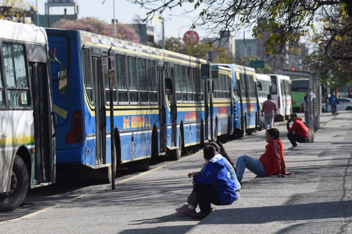 25 DE SEPTIEMBRE. Los transportistas sembraron el microcentro de ómnibus vacíos, en señal de protesta. Fue uno de los tantos conflictos que se vivieron a lo largo del año. LA GACETA/FOTO DE ANALÍA JARAMILLO 