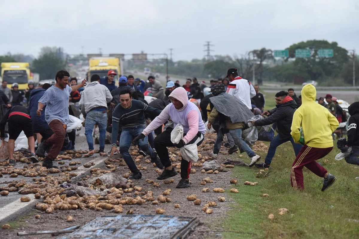 EN LA AUTOPISTA. Cientos de personas recogieron las papas de un camión que volcó en octubre. LA GACETA/FOTO DE ANALÍA JARAMILLO
