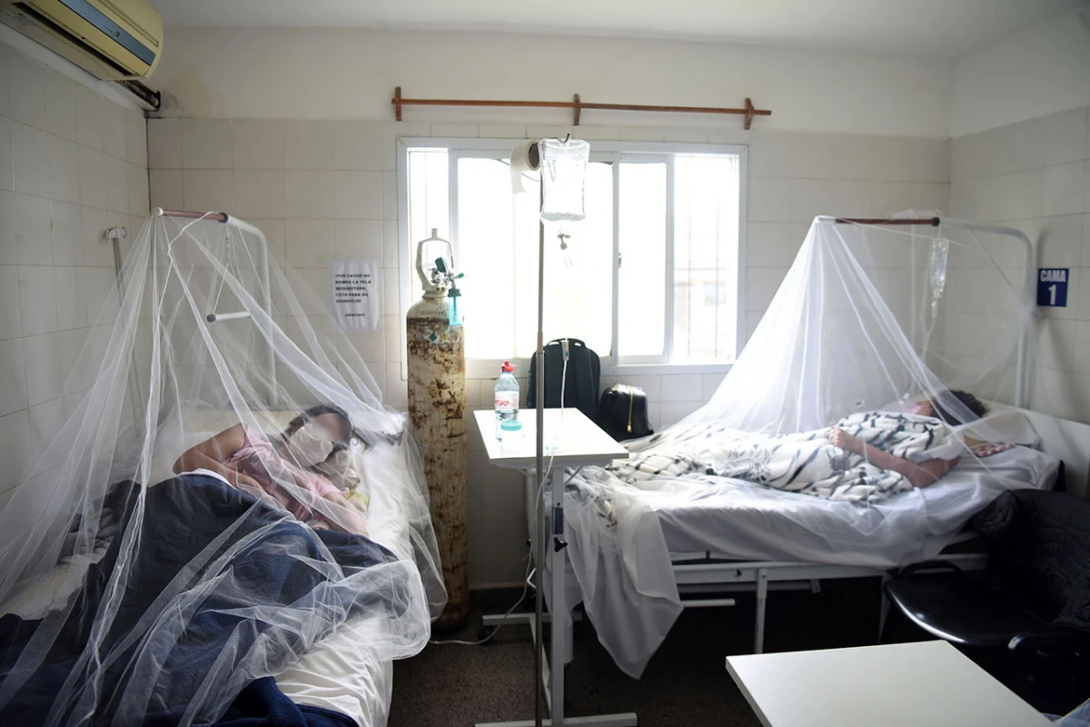 HOSPITALES DESBORDADOS. Las internaciones aumentaron exponencialmente y los tules se multiplicaron para resguardar a los contagiados. FOTOS DE ANALÍA JARAMILLO Y DE DIEGO ARÁOZ