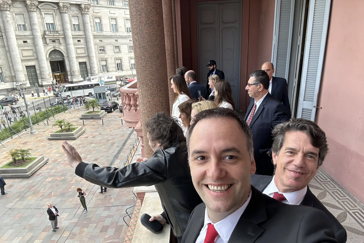 Manuel Adorni, en el balcón de la Casa Rosada. FOTO X @madorni