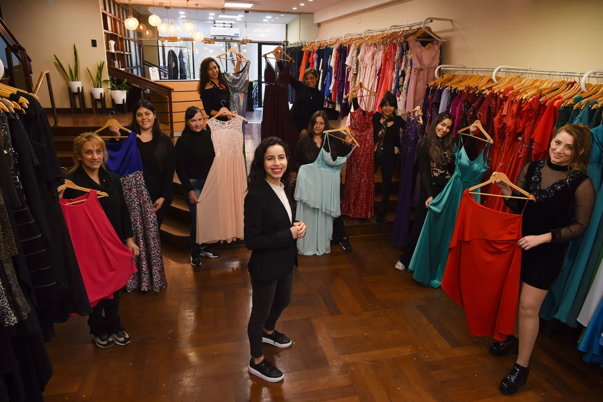 PARA TODOS LOS TALLES. Luisina Neme, la creadora de Luisina Vestidos, en uno de sus locales. LA GACETA/FOTO DE DIEGO ARÁOZ 