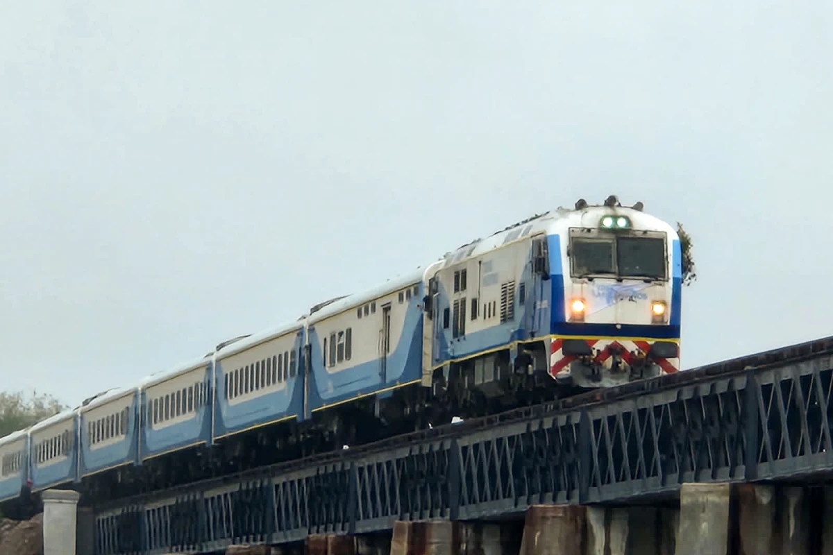 PUENTE REPARADO. Esto permitió que los convoyes de pasajeros volvieron a la estación de la plaza Alberdi. Pero el viaje sigue siendo larguísimo.