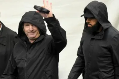 Quién es el misterioso hombre de barba y gorra que jamás deja solo a Milei