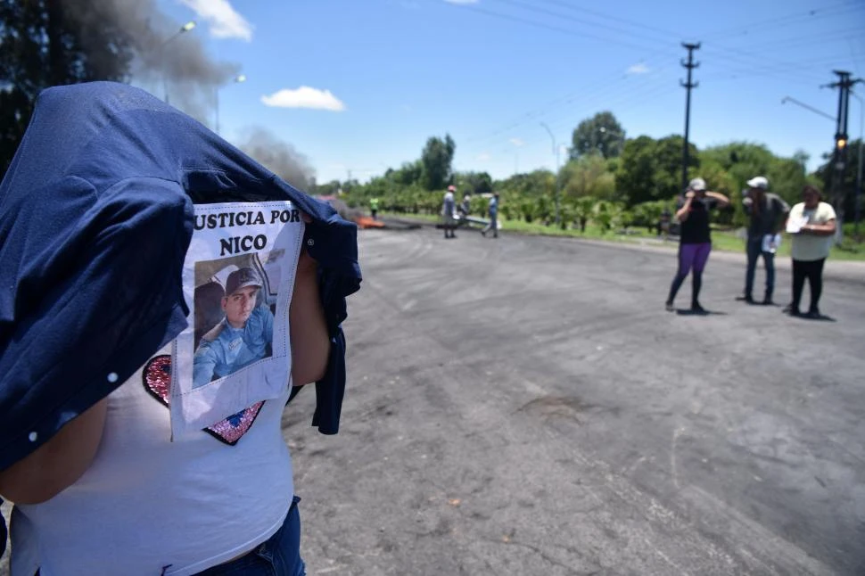 PROTESTAS. Familiares de la víctima cortaron la ruta 38 para exigir que les dejen ver el cuerpo encontrado el 2 de diciembre. Plantearon sus dudas. LA GACETA / FOTOs DE INÉS QUINTEROS ORIO