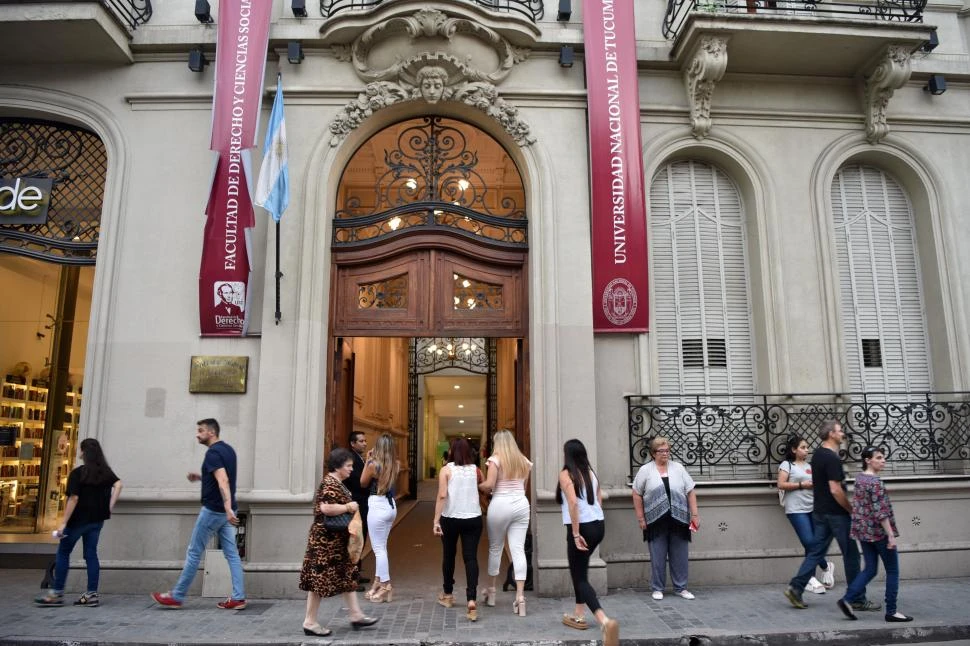 BANDERA. “Defendemos la educación gratuita”, afirmó el presidente del Centro Único de Estudiantes de Derecho y Ciencias Sociales. la gaceta / foto de Inés Quinteros Orio (archivo)