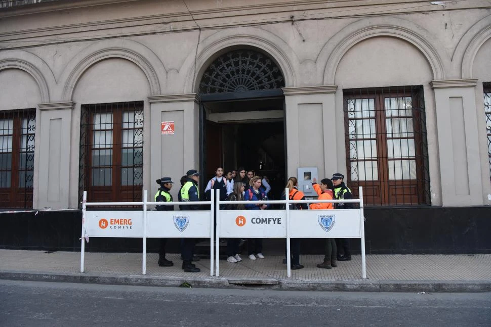 OPERATIVO. La Policía evacua a docentes y alumnos del Santa Rosa.