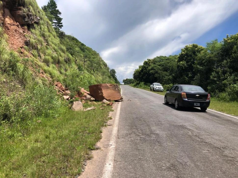LA GACETA en WhatsApp: una enorme roca se deslizó en la ruta 338, sin causar daños