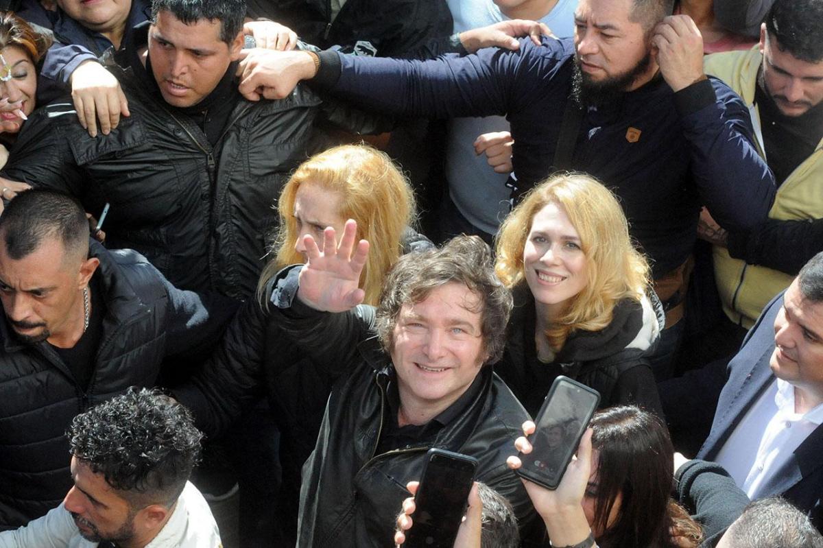 EN TUCUMÁN. En campaña, a Milei lo flanquean su hermana Karina (semitapada) y Ricardo Bussi. LA GACETA/FOTO DE ANTONIO FERRONI