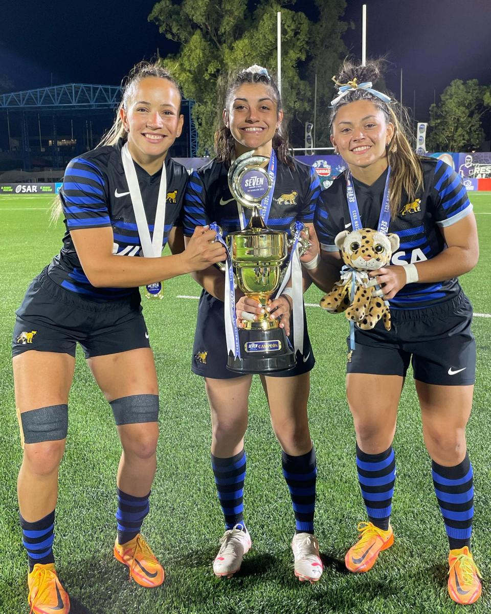 HISTÓRICO. Andrea Moreno, Candela Delgado y Azul Medina, presentes en el primer título sudamericano de Argentina.