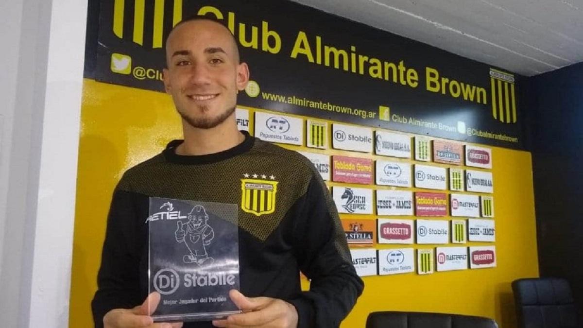 PIEZA CLAVE. Dattola viene de disputar la final del ascenso con la camiseta de Almirante Brown.