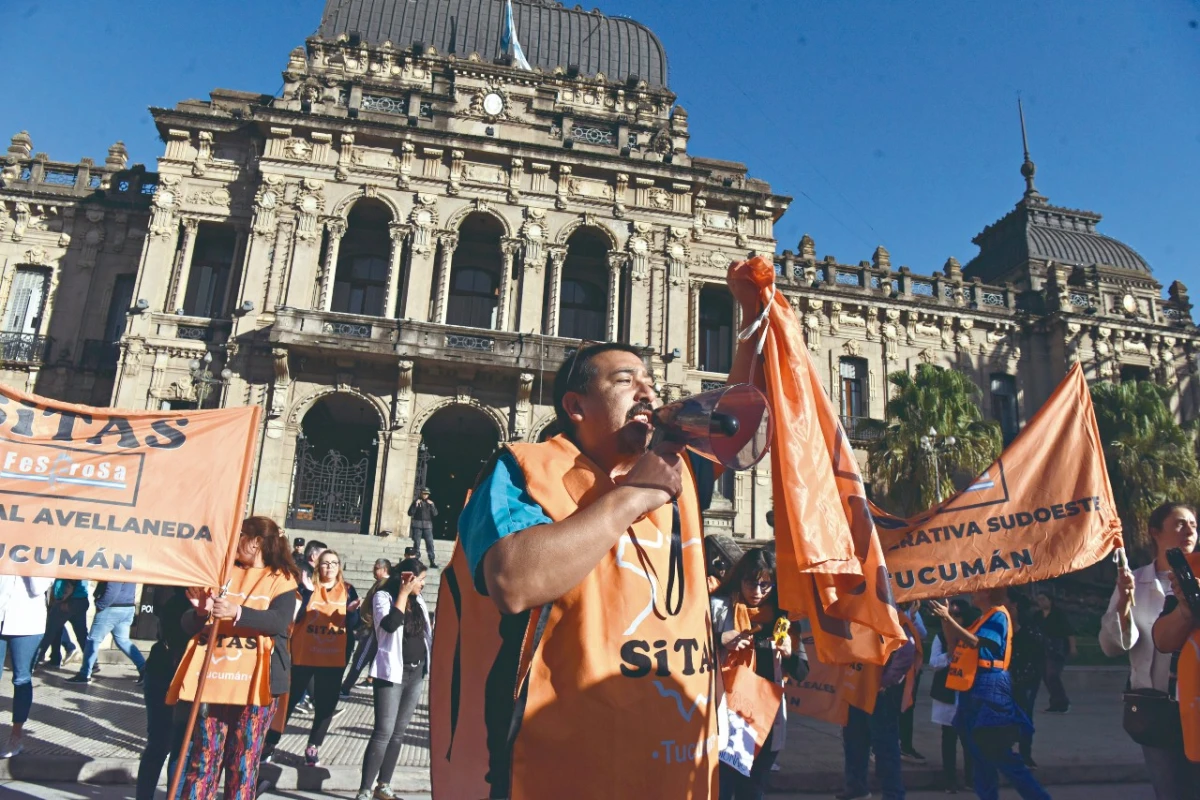 La suba de las dietas legislativas reactiva los reclamos en la salud pública