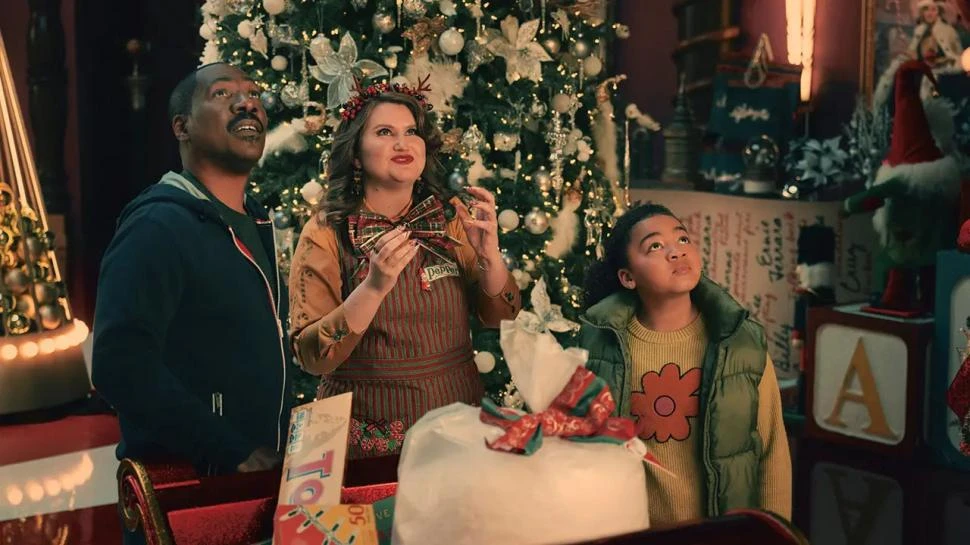 “LA CALLE DE LA NAVIDAD”. La negociación con un elfo se sale de control para Eddie Murphy, en una tradicional competencia norteamericana sobre decoración de casas.