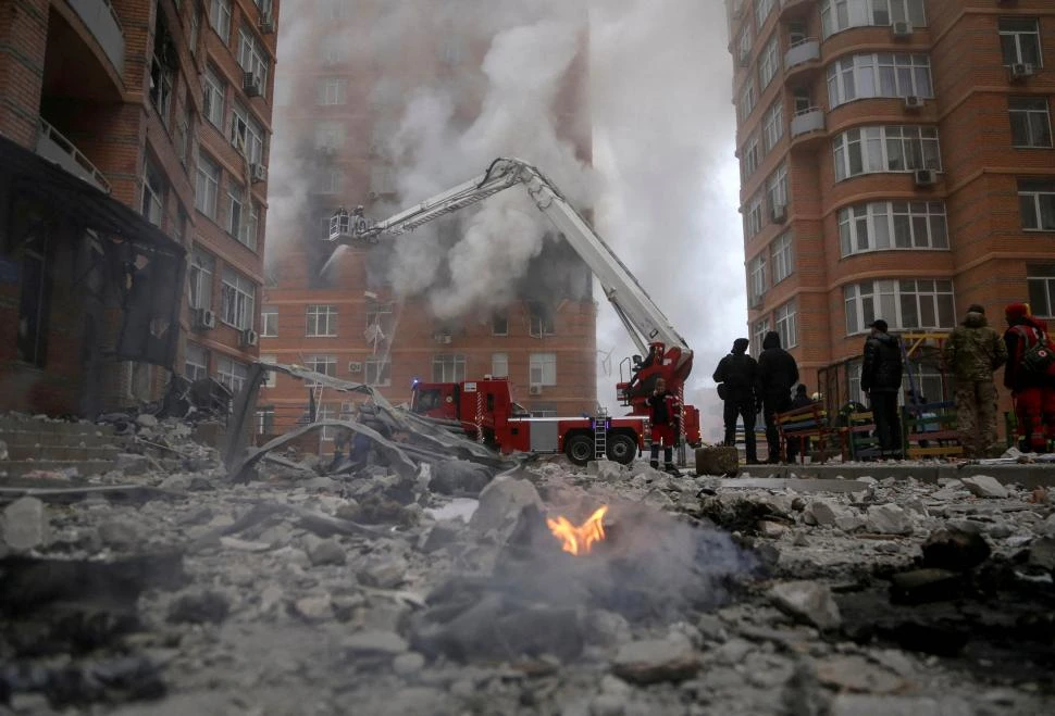 ENTRE ESCOMBROS. Bomberos trabajan en un almacén gravemente dañado durante el bombardeo ruso. na