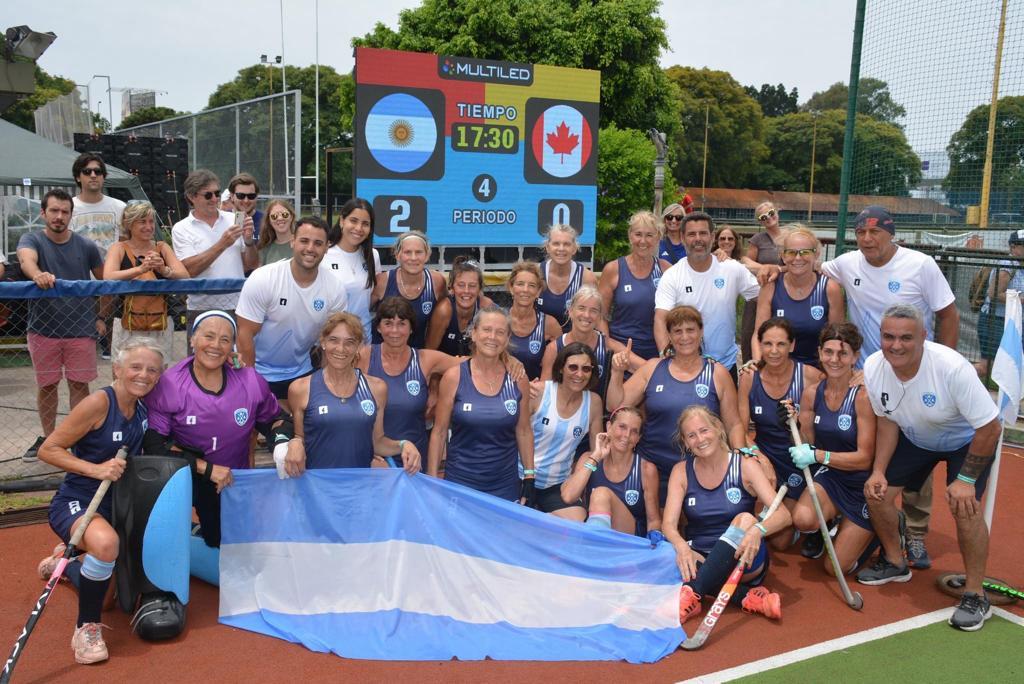 CAMPEONAS. El seleccionado argentino +60, tras ganarle a Canadá en la final, y consagrarse campeón del Panamericano.