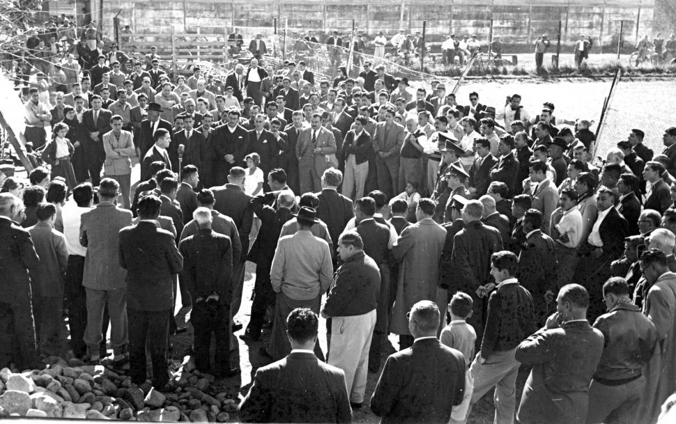 JUNIO DE 1956. Otro acto, otros protagonistas, aunque Luis Semrik seguía siendo el mandamás de los “santos”. Autoridades militares escuchan el discurso del presidente del club. El estadio ya no se llamaba “Eva Perón”. fotos del archivo de la gaceta