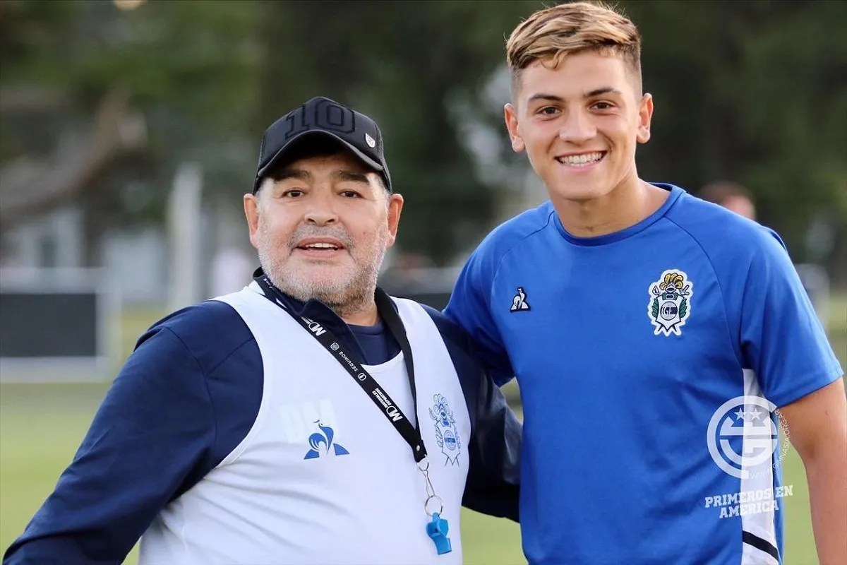 EL MEJOR DE TODOS LOS TIEMPOS. Mastrángelo, el nuevo refuerzo de San Martín de Tucumán, posa junto a Diego Armando Maradona tras un entrenamiento con Gimnasia. Foto tomada de Instagram.