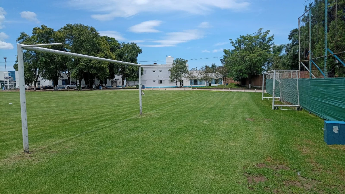 SEMBRADA. El campo del complejo cambió sus dimensiones para asemejarse a la del estadio José Fierro. Foto: Prensa CAT.