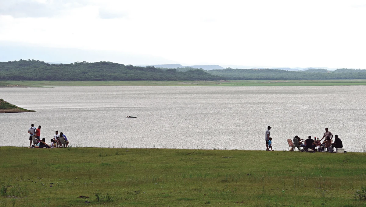 CÓMODOS. Las personas que fueron ayer al dique El Cadillal pudieron desplegar sus elementos de pic-nic sin molestarse con otros. LA GACETA/FOTOS DE JOSÉ NUNO Y ANTONIO FERRONI
