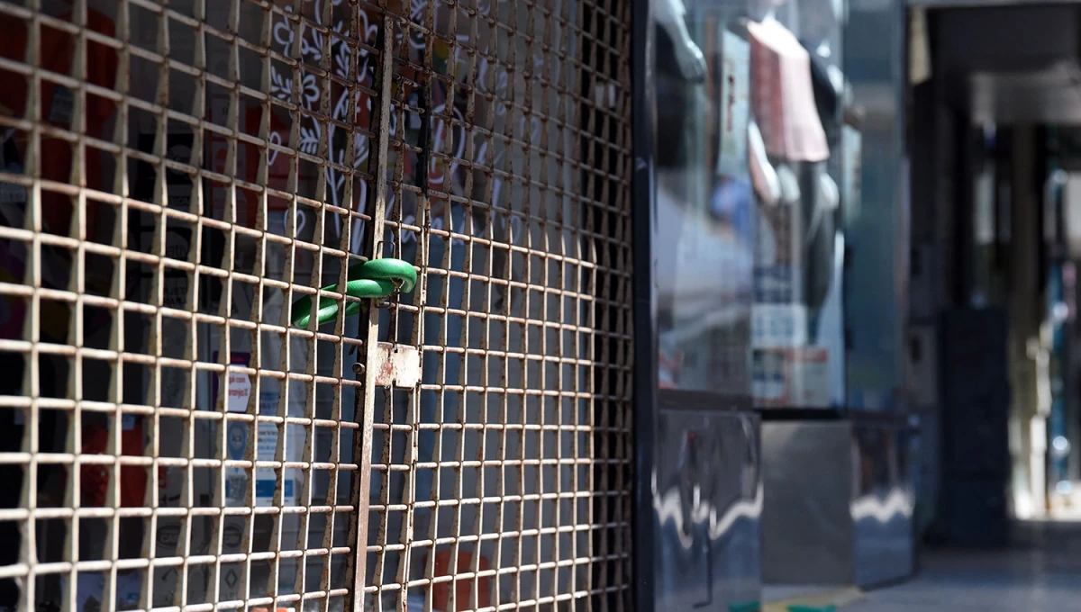 PERSIANAS CERRADAS. Los comercios del microcentro tucumanos recién abrirán mañana martes.