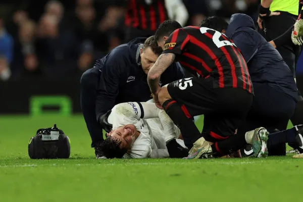 Tras la lesión, Alejo Véliz apareció en muletas y genera preocupación por su recuperación